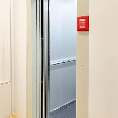 Apartman Full Of Light And Color At The Spot In Town *