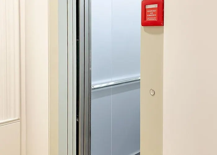 Full Of Light And Color At The Spot In Town Apartamento