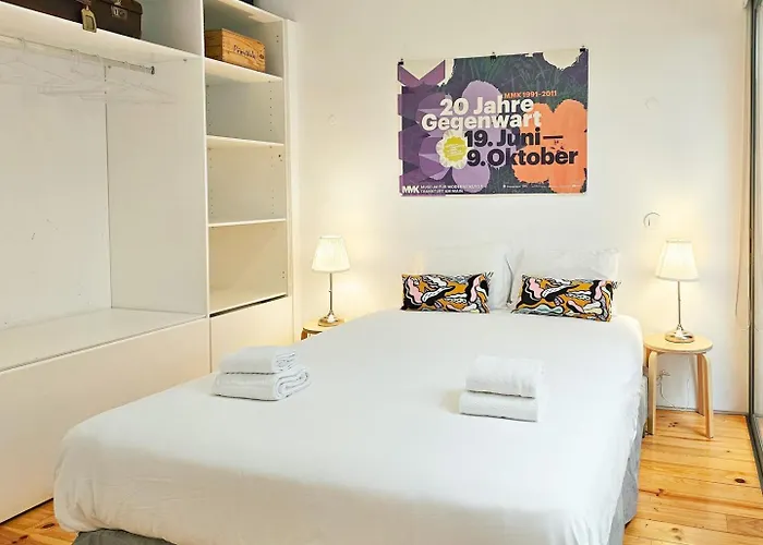 Full Of Light And Color At The Spot In Town Apartamento