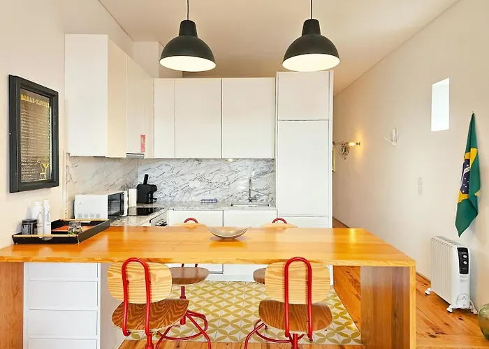 Full Of Light And Color At The Spot In Town Apartman Porto