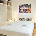 Full Of Light And Color At The Spot In Town Apartamento